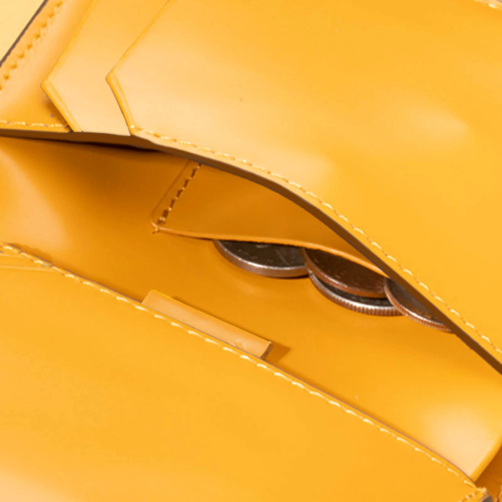 Cosmopolitan Pocket Leather Wallet - Image 33